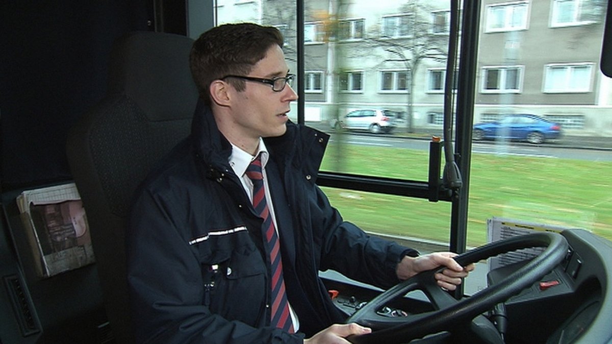 Fachkraft im Fahrbetrieb: Am Steuer von Bus und Bahn 