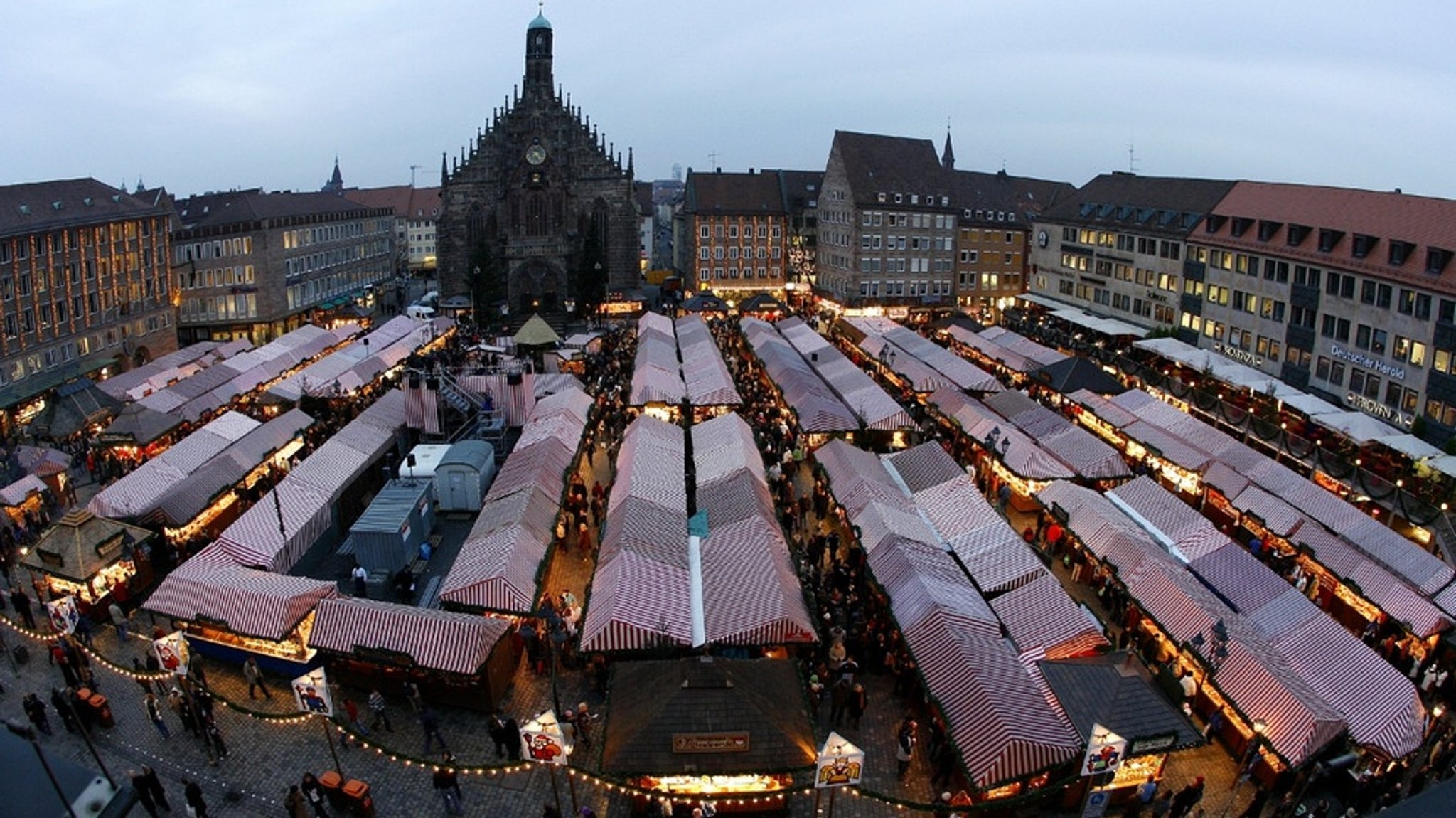 Christkindlesmarkt: "Städtlein aus Holz und Tuch"