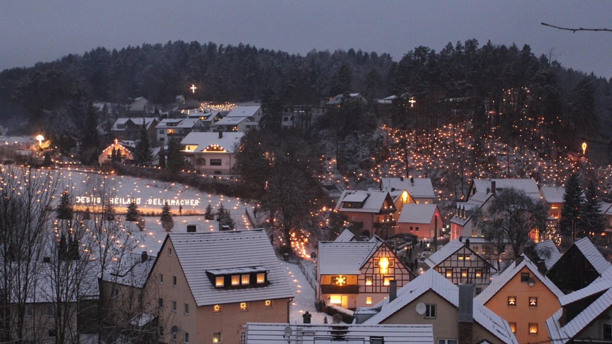 Ewige Anbetung: Über 6.000 Lichter erleuchten Obertrubach