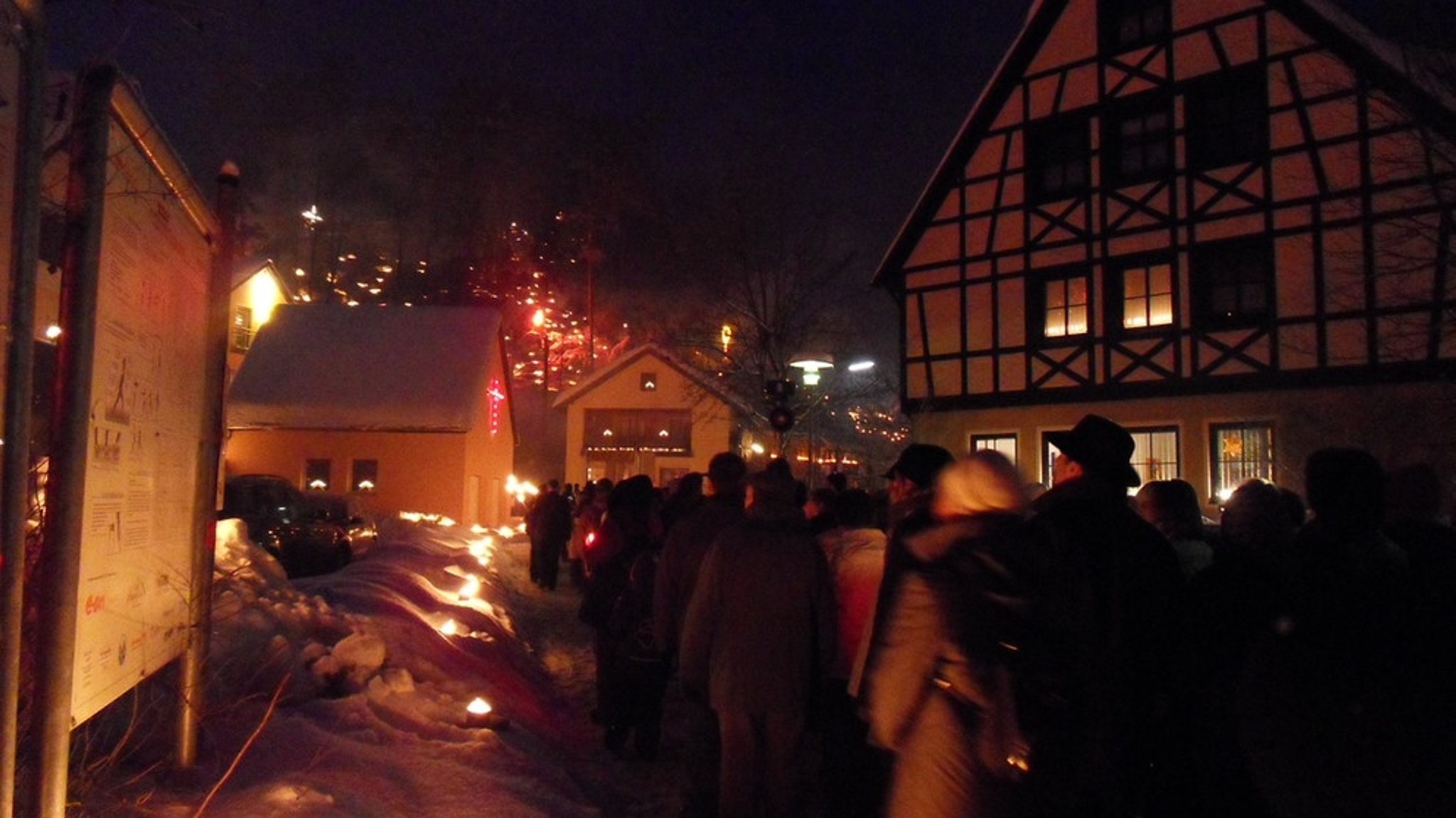 Ewige Anbetung: 5.000 Lichter erleuchten Obertrubach