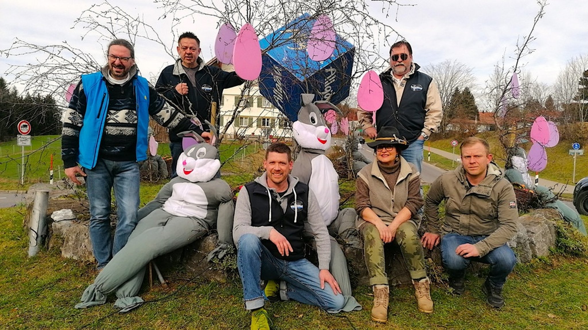 Heimat: Kreisverkehr: Osterhasen