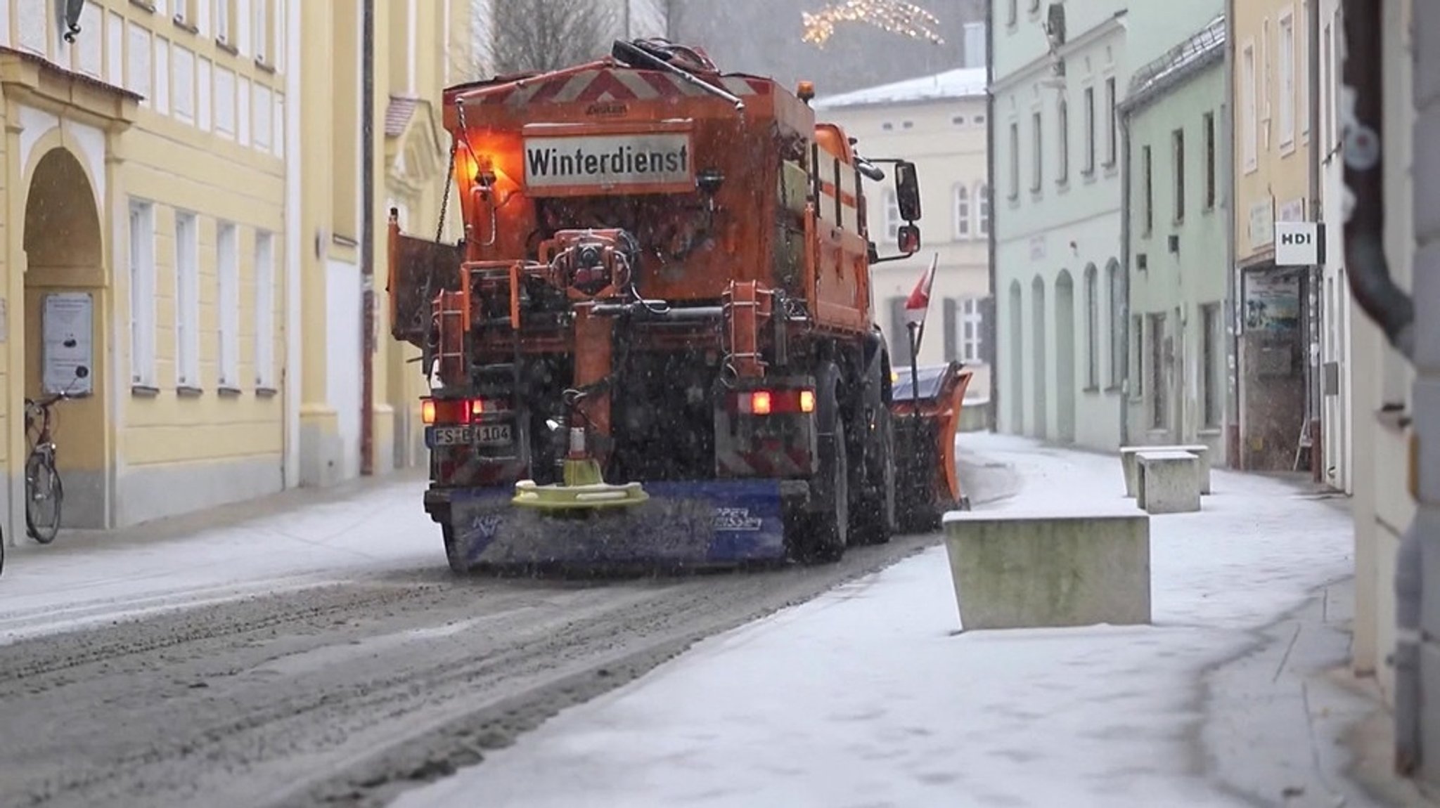 Unterwegs mit dem Winterdienst: Räumen - Streuen - Salzen