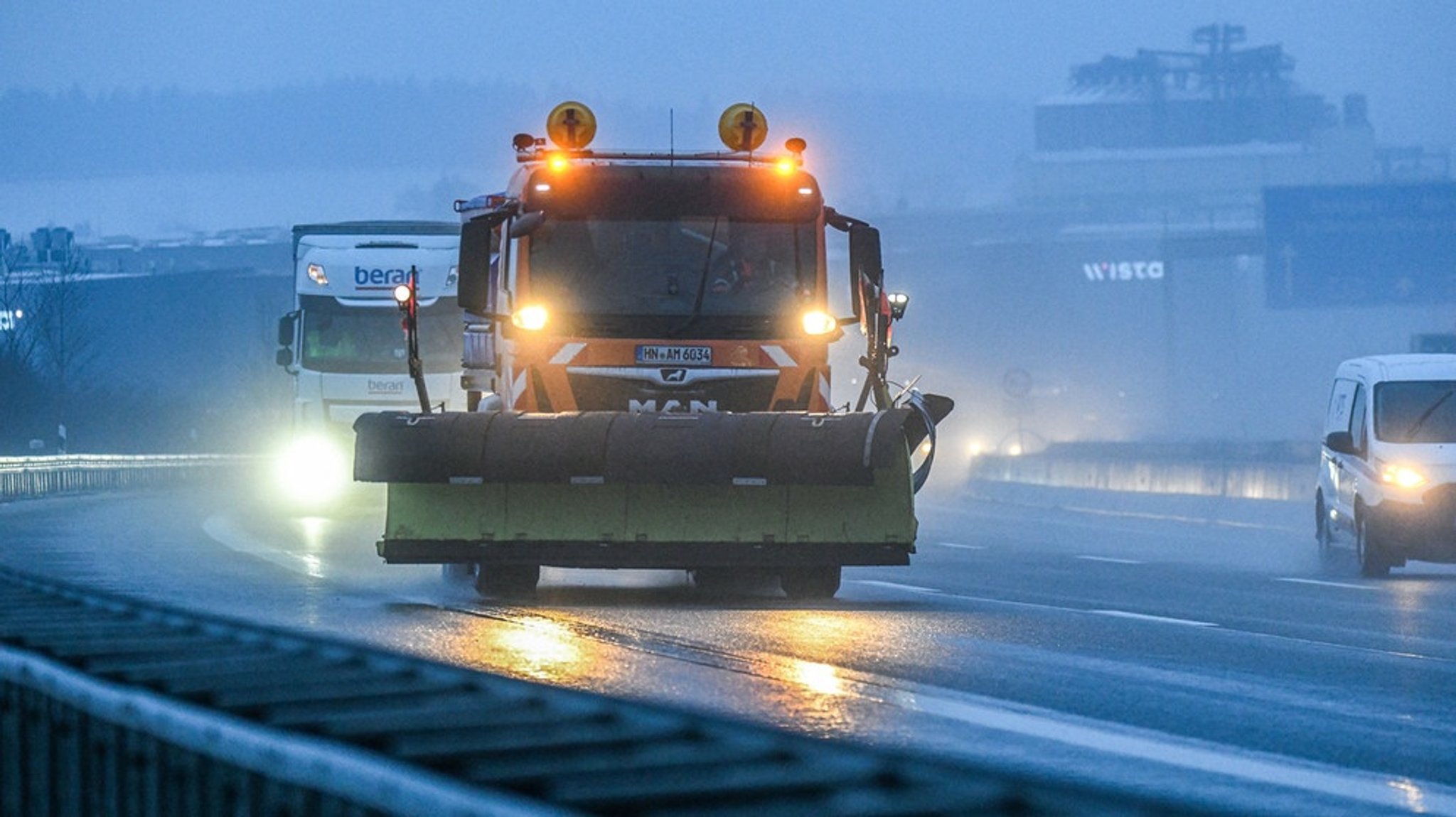 Bei Schnee und Eis: Winterdienst: Mit Streusalz oder Gurkenwasser