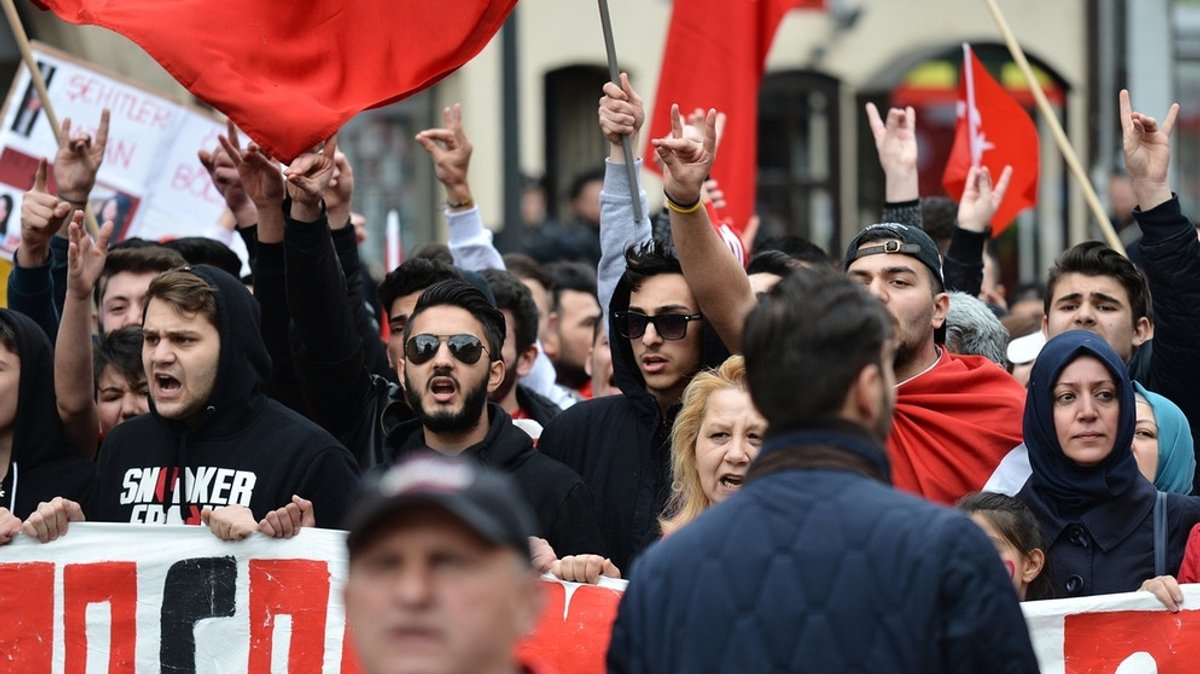 Türkische Rechtsextremisten: Wer mit den Wölfen heult
