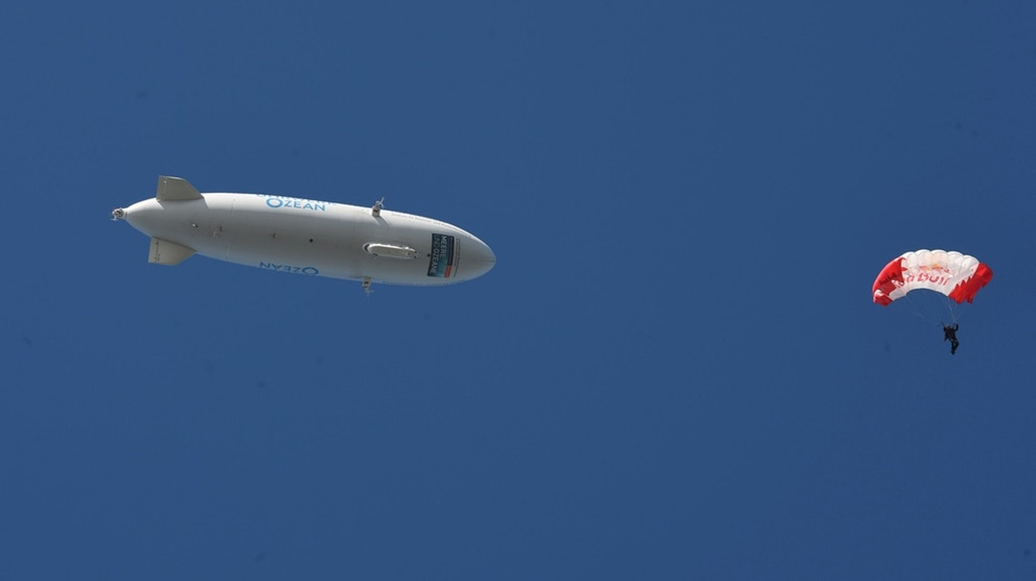 Friedrichshafen: 16 Extremsportler springen aus Zeppelin