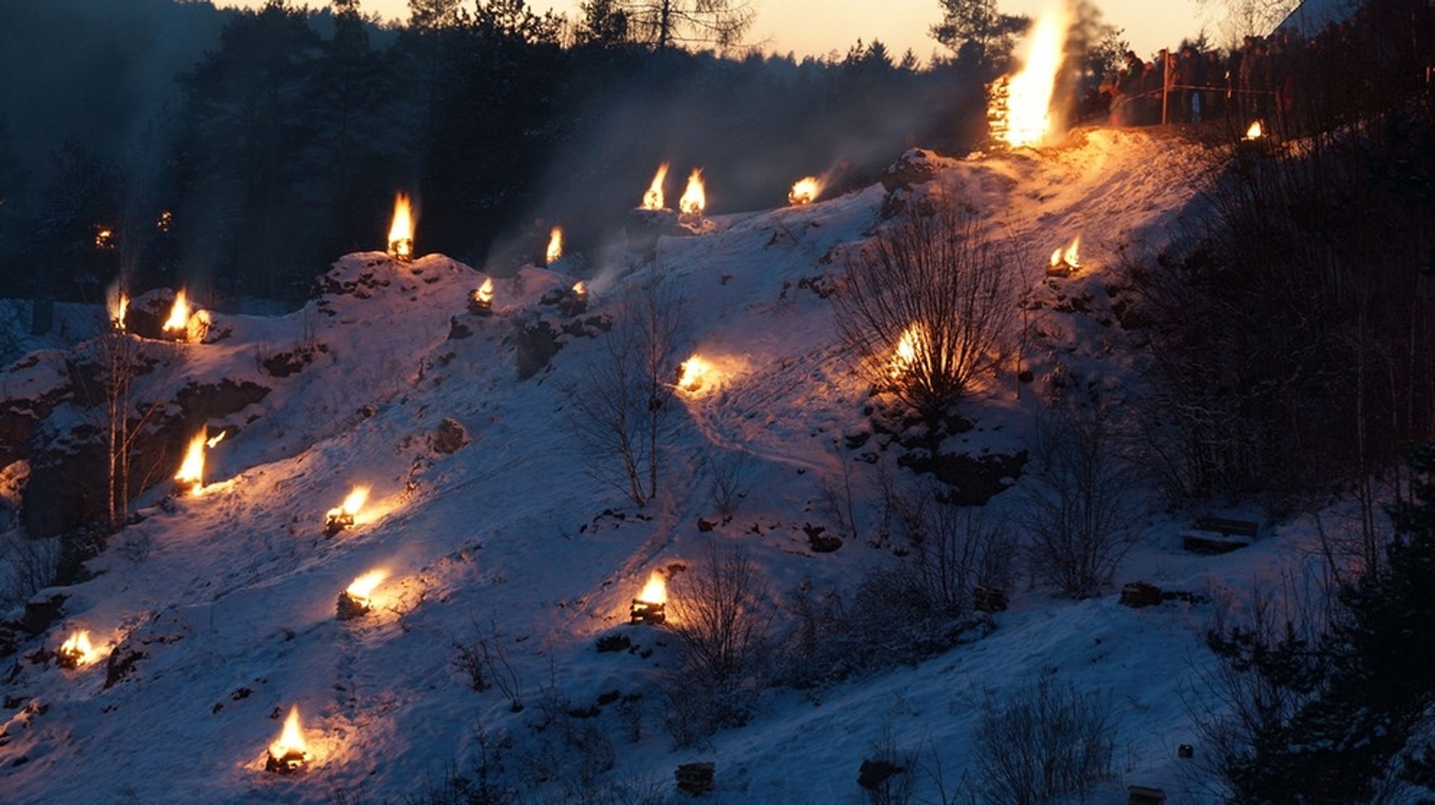 "Ewige Anbetung" : Tausende Bergfeuer erleuchten die Fränkische Schweiz