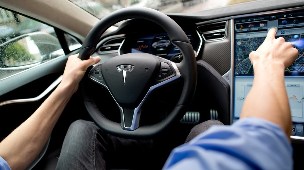 E-Auto gehackt: Forscher steuern Serien-Tesla fern