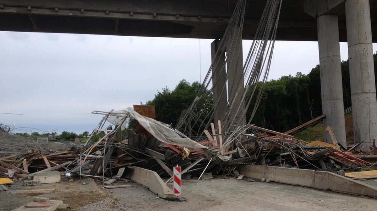 A7 bei Werneck: Brückenneubau teilweise eingestürzt