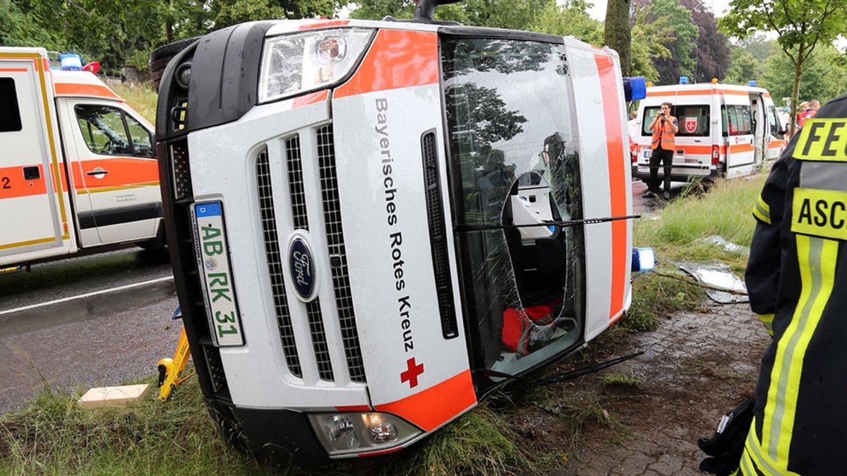 Krankenwagen verunglückt: Rettungseinsatz in Aschaffenburg