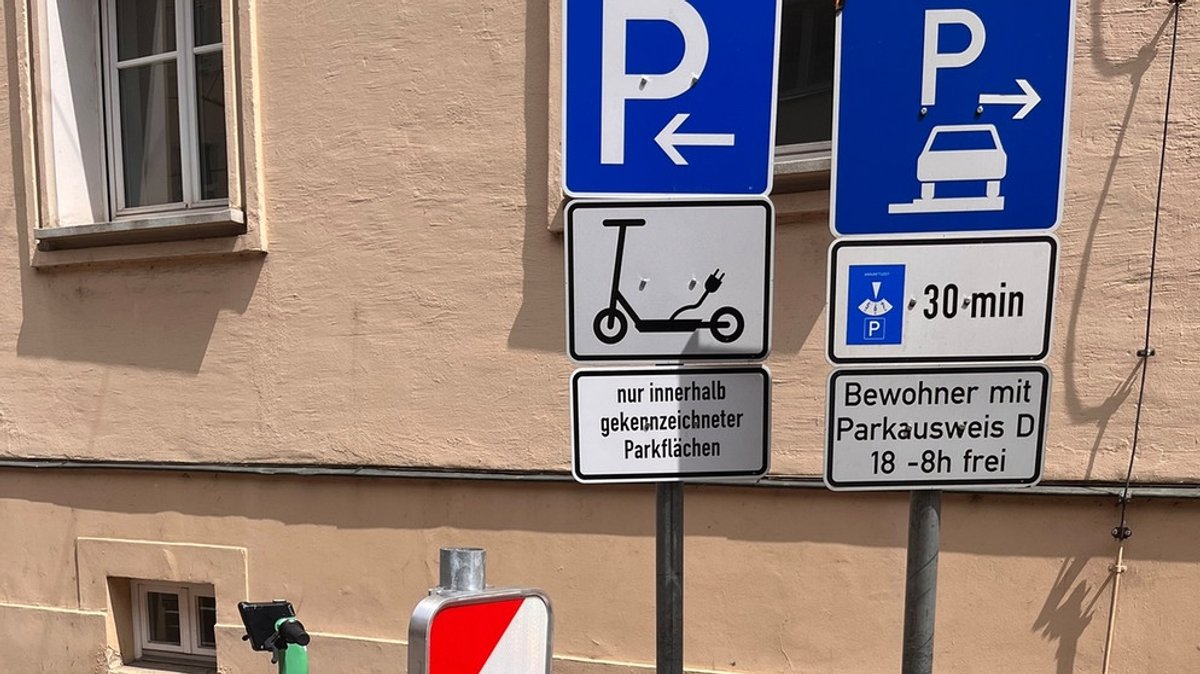 E-Scooter Parkplätze : Neue Schilder und Parkplätze für E-Scooter
