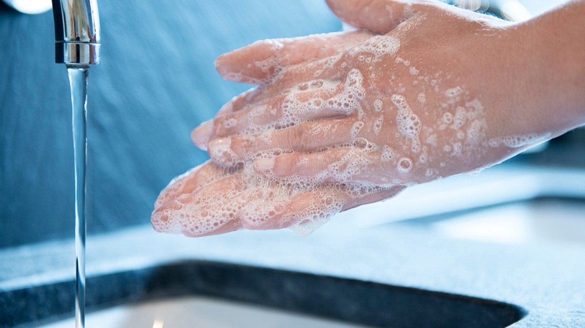 Händewaschen mit kaltem oder warmem Wasser: Was macht die Hände richtig sauber?