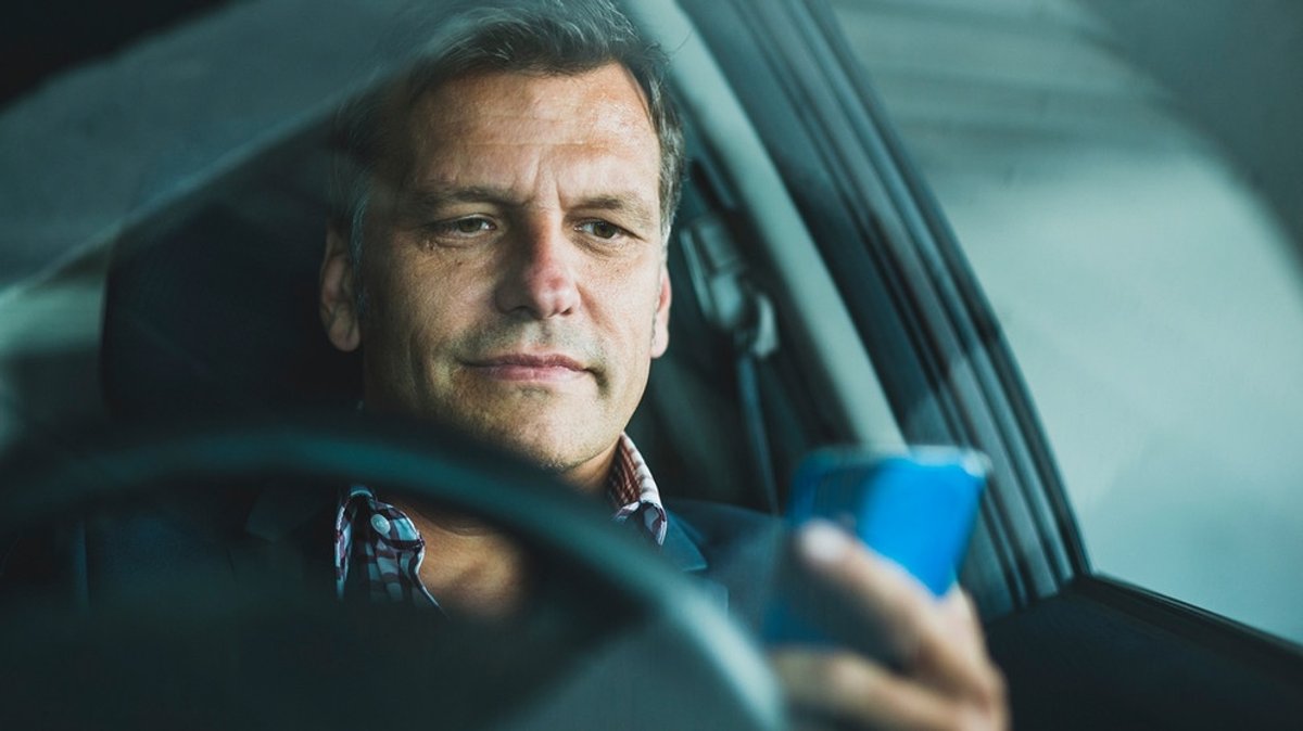 Handy am Steuer: So hoch kann die Strafe sein