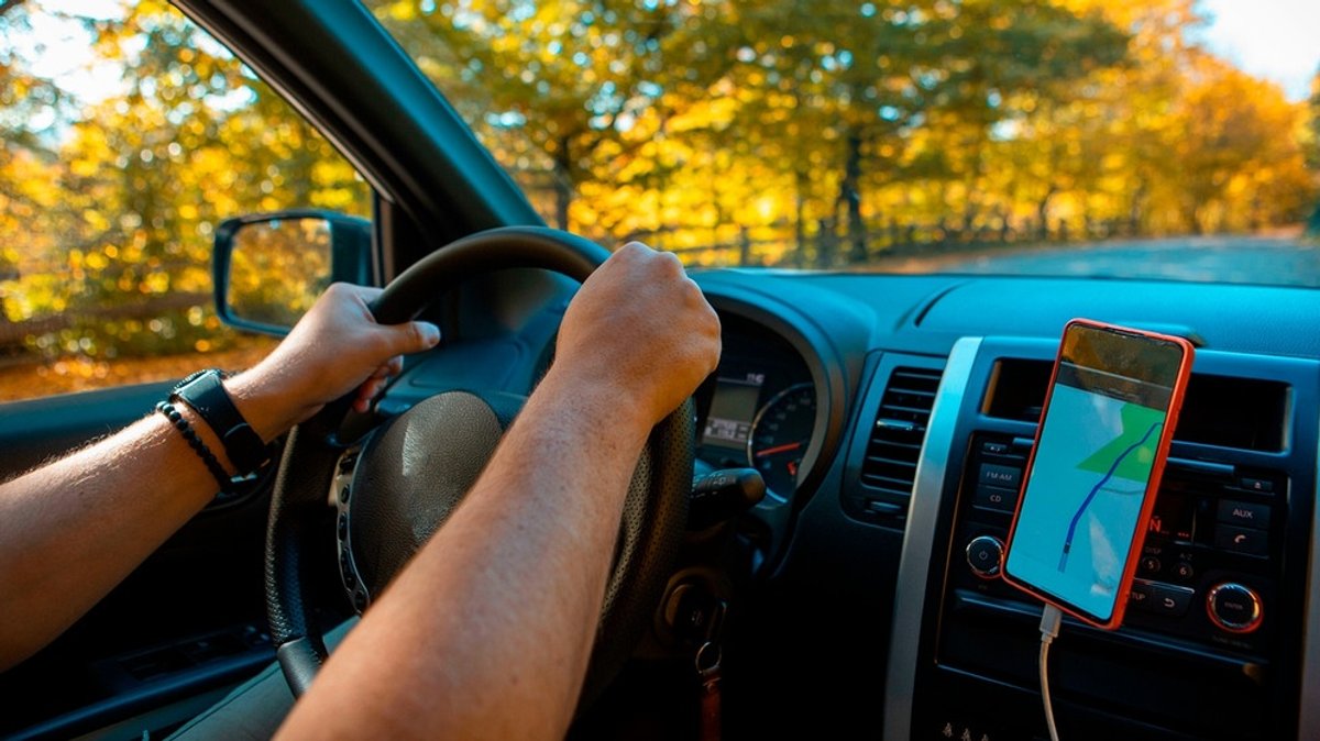 Handy als Navi im Auto: Darf ich mein Handy als Navi nutzen?