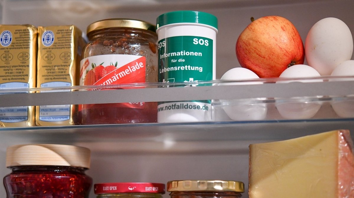 SOS-Notfalldose kostenlos: Notfalldose im Kühlschrank rettet Leben
