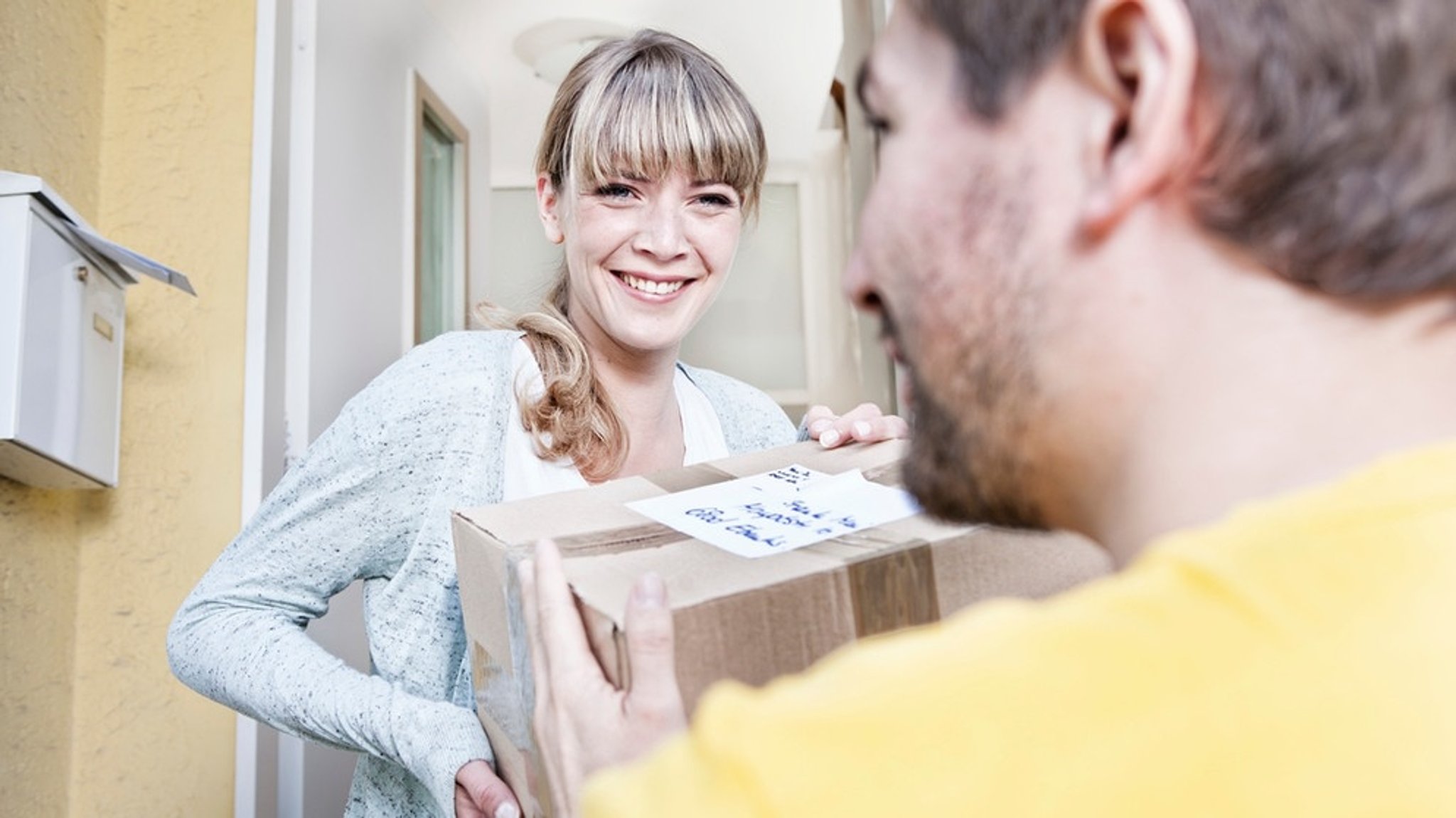 Weihnachtstrinkgeld: Welche Geschenke Postbote und Co. heuer annehmen dürfen