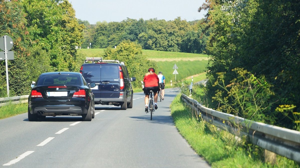 Radfahrer überholen: So viel Abstand müssen Sie halten, wenn Sie einen Radler überholen