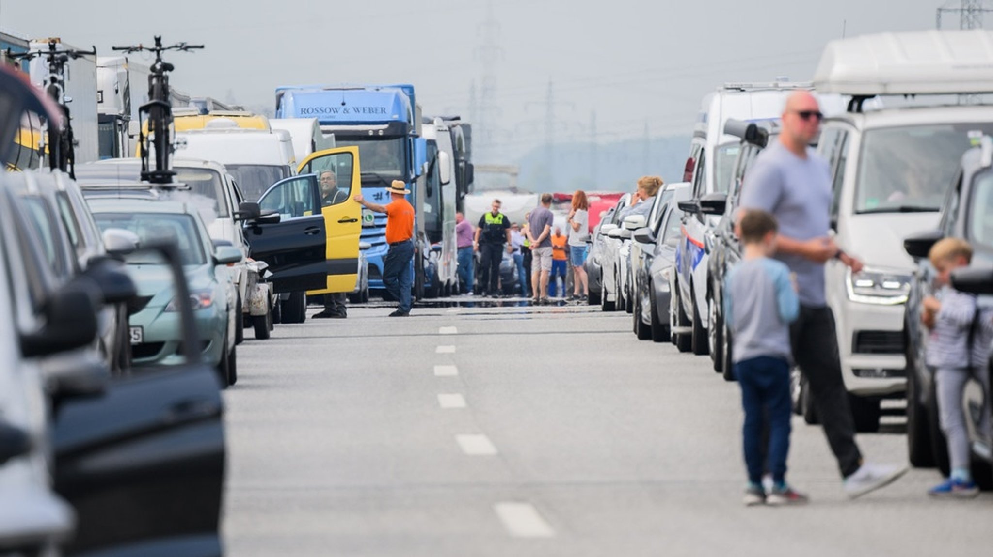 Stau auf der Autobahn: Darf ich aus dem Auto aussteigen?