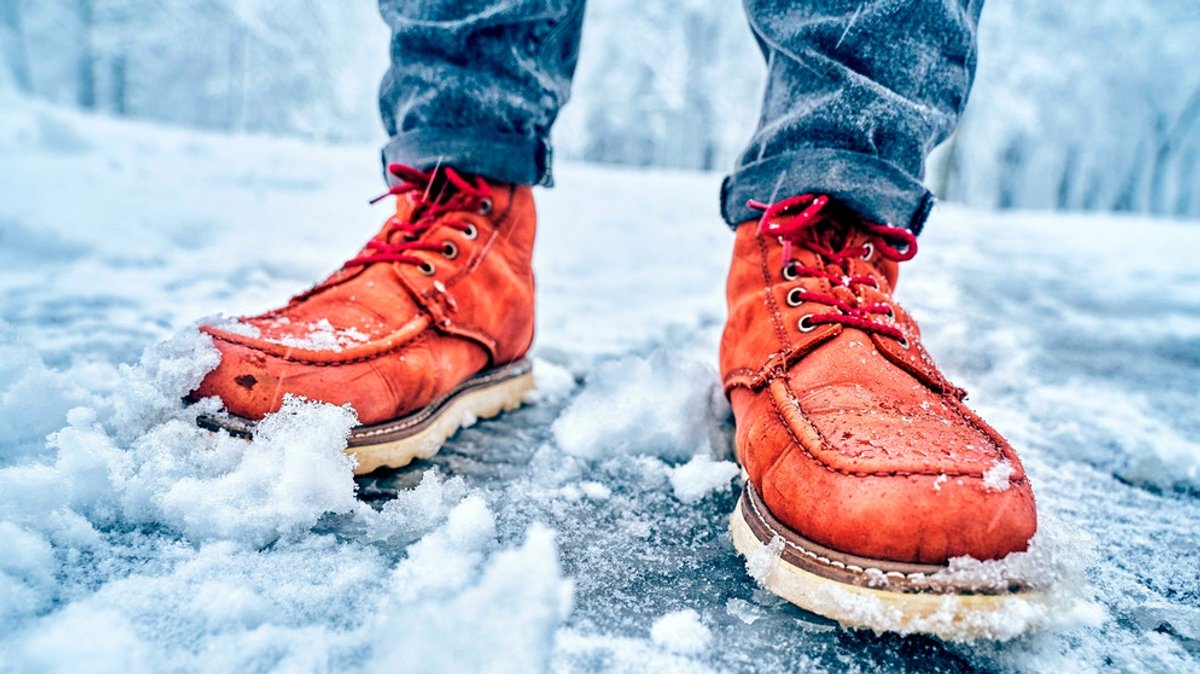 Alternativen zu Streusalz: Gegen Glatteis, womit streuen?