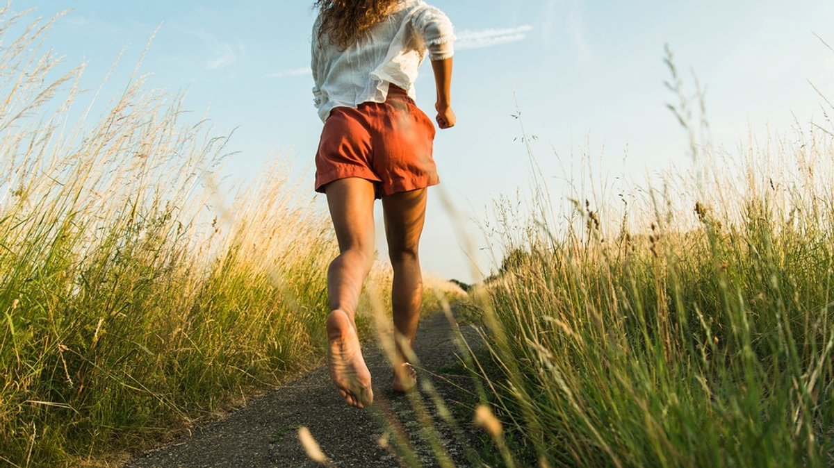 Barfuß laufen: Warum barfuß laufen unsere Füße gesund macht