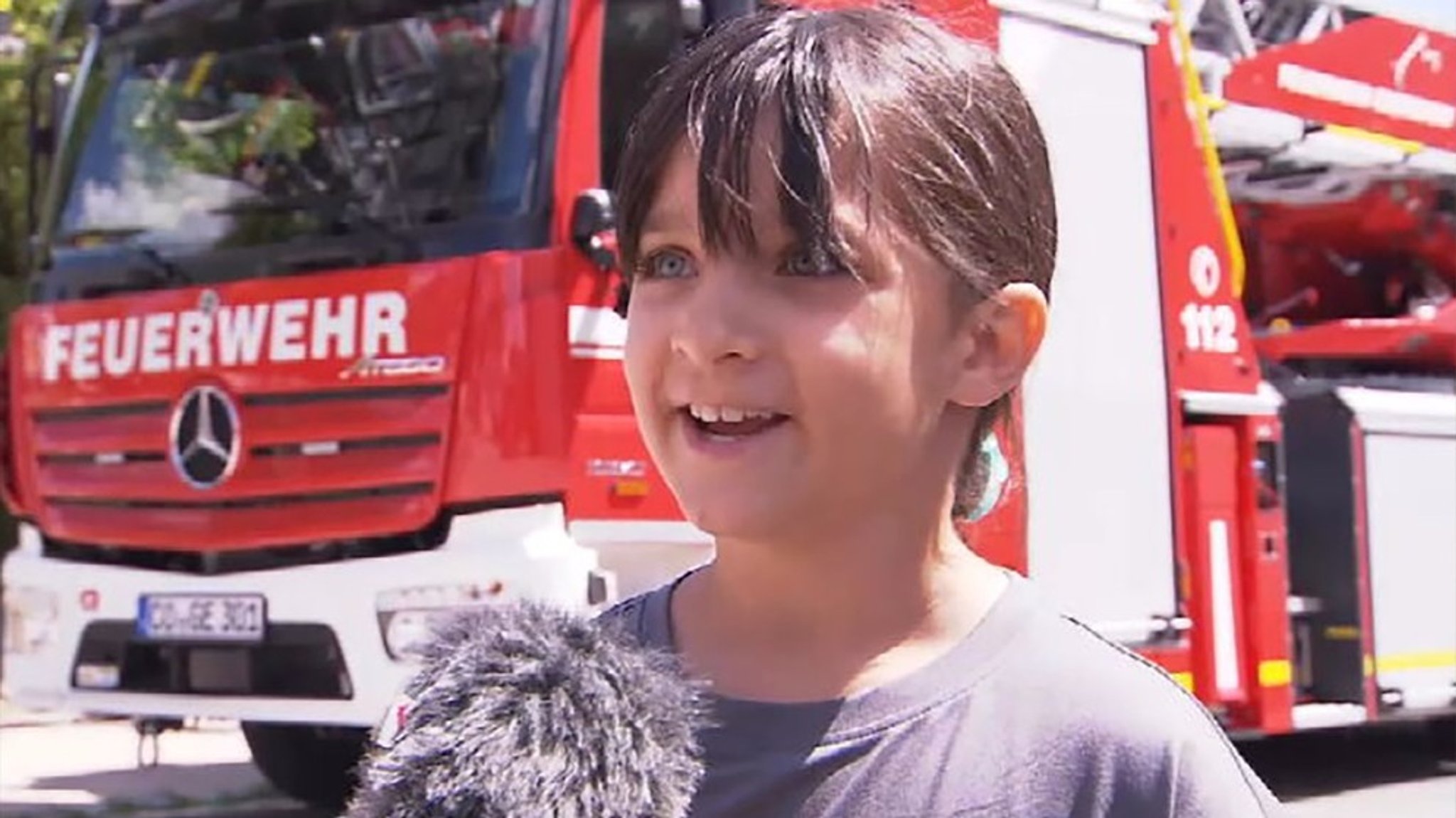 Mit einem selbst gemalten Bild: Dieses Mädchen motivierte 300 Feuerwehrler