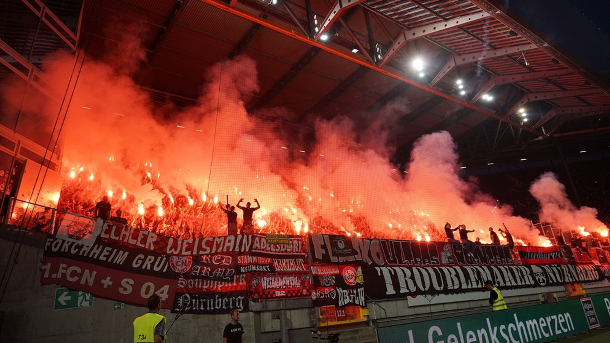 1. FC Nürnberg: Clubfans bengalisches Feuer gezündet