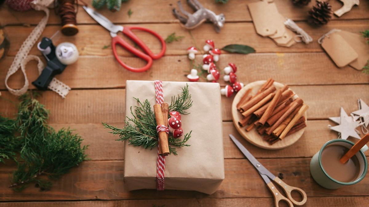 Geschenke verpacken: Weihnachtsgeschenke schön einpacken - Tricks und Ideen