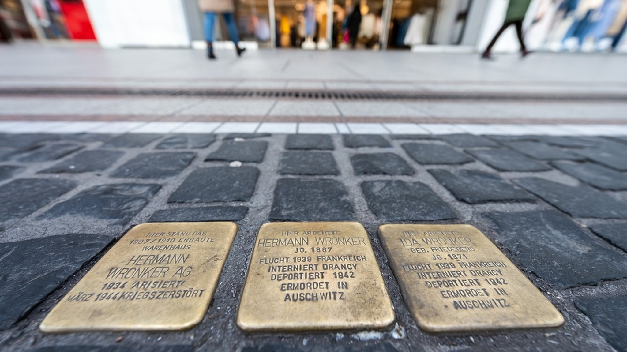 Stelen und Stolpersteine