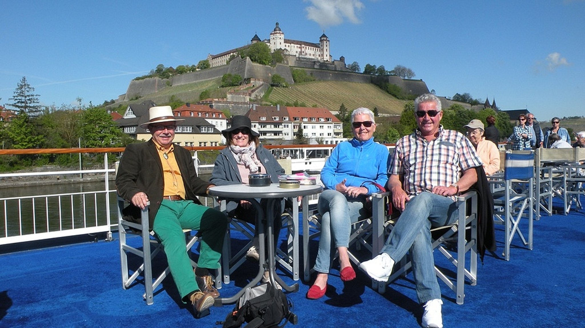 Flusskreuzfahrten in Bayern: Cocktail-Stunde in der Schleuse