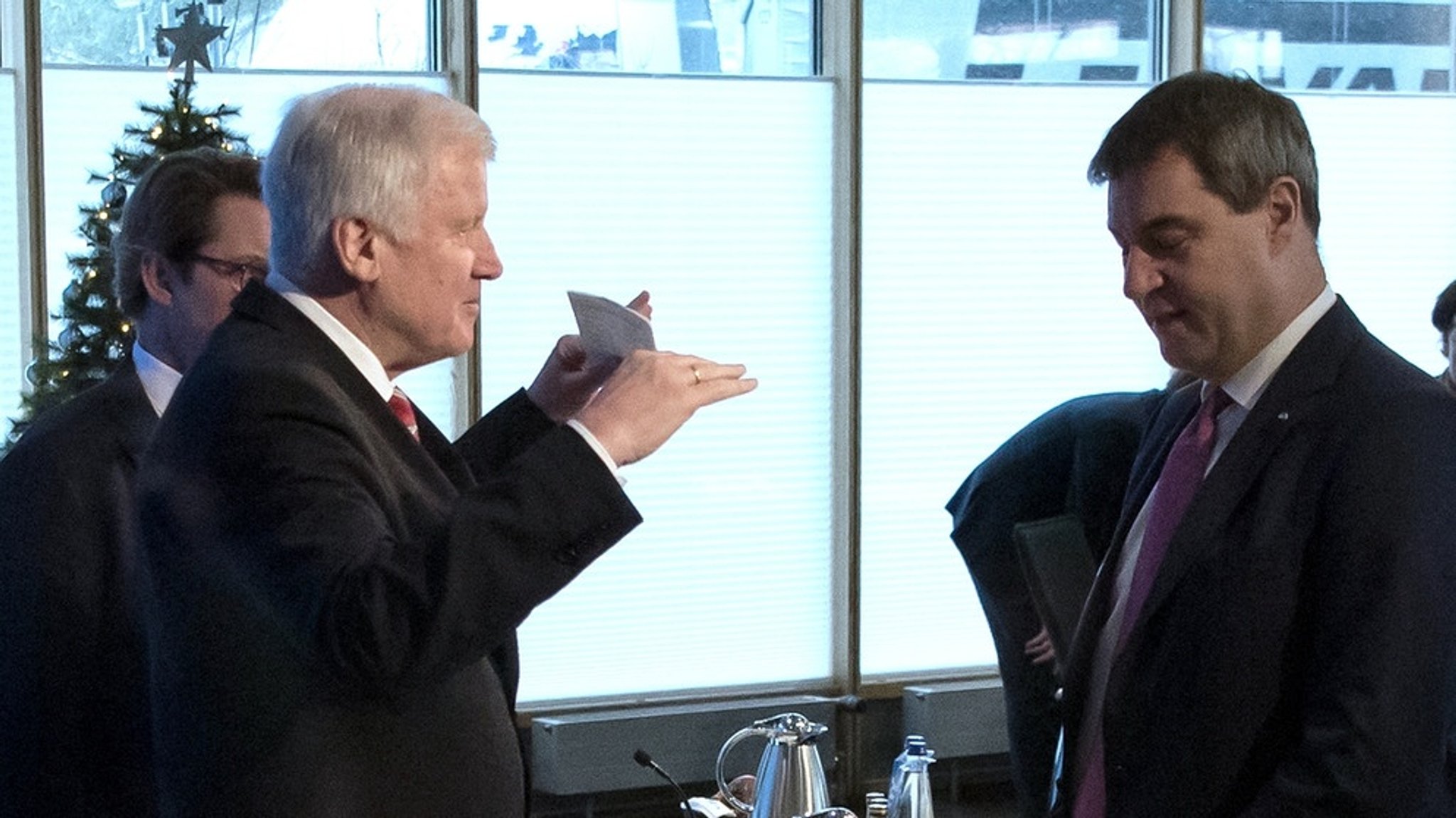 Vorstand billigt Doppelspitze: CSU: Seehofer überlässt Söder den Ministerpräsidenten-Posten