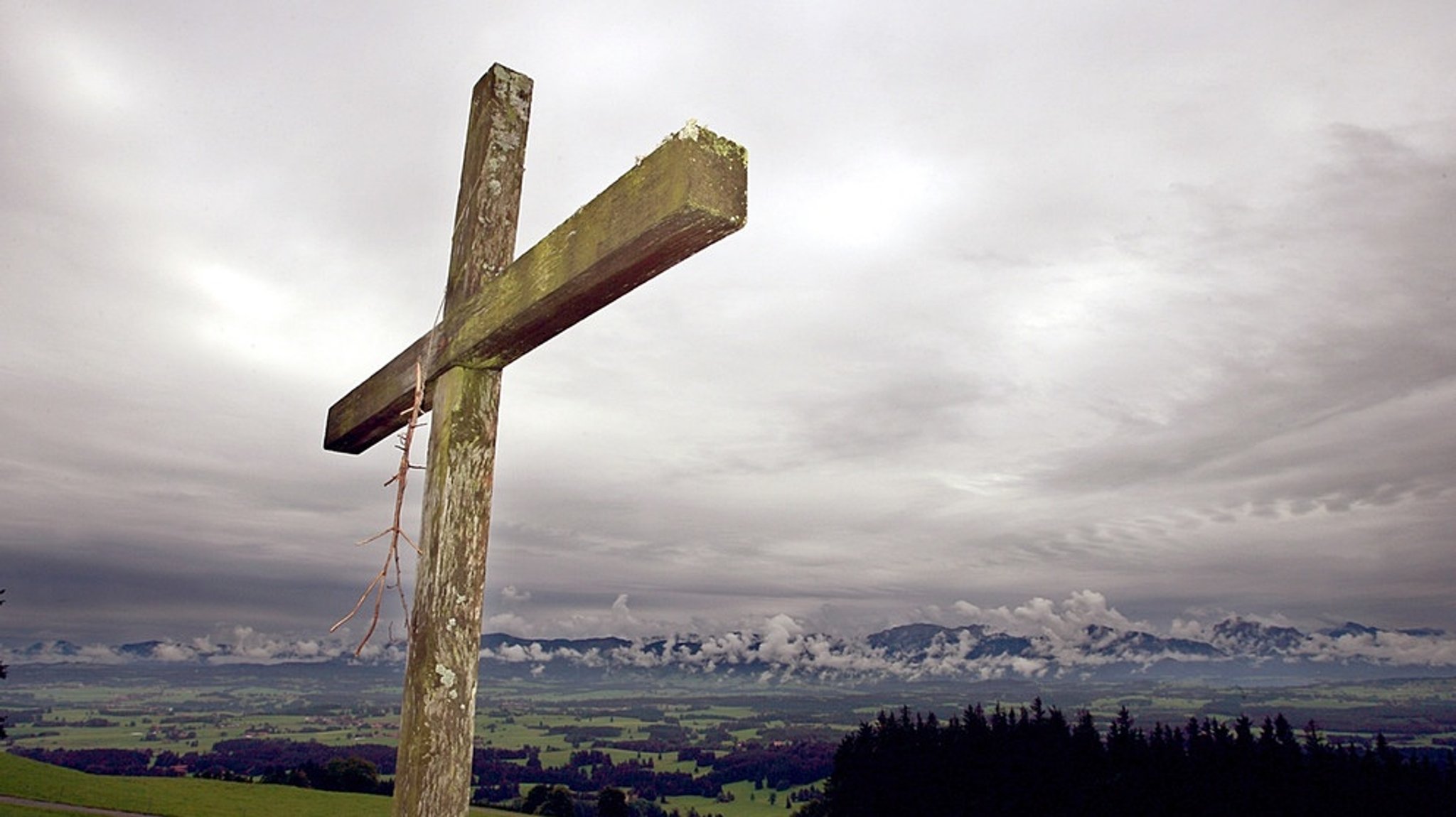 Kreuze ragen in den Himmel